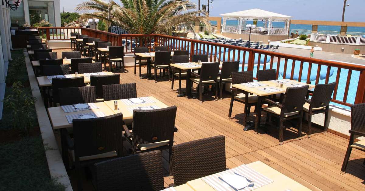 Een foto van het terras bij Stella Blue Seaside Resort