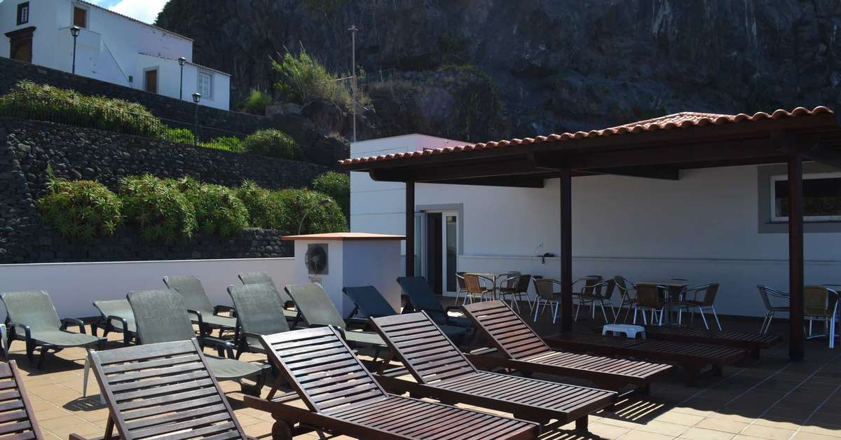 Een foto van het terras bij Enotel Sunset Bay