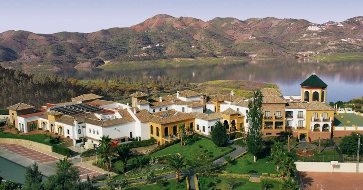 Een foto van de buitenkant van B bou Hotel La Vinuela & Spa