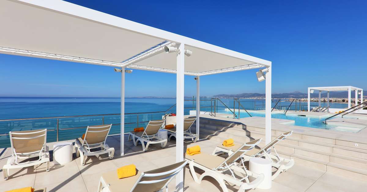 Een foto van het terras bij Iberostar Waves Bahia de Palma