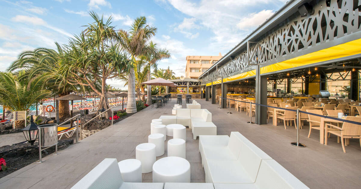 Een foto van het terras bij Hotel Beatriz Playa & Spa