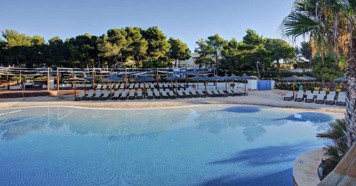 Een foto van het zwembad bij Magic Life Cala Pada