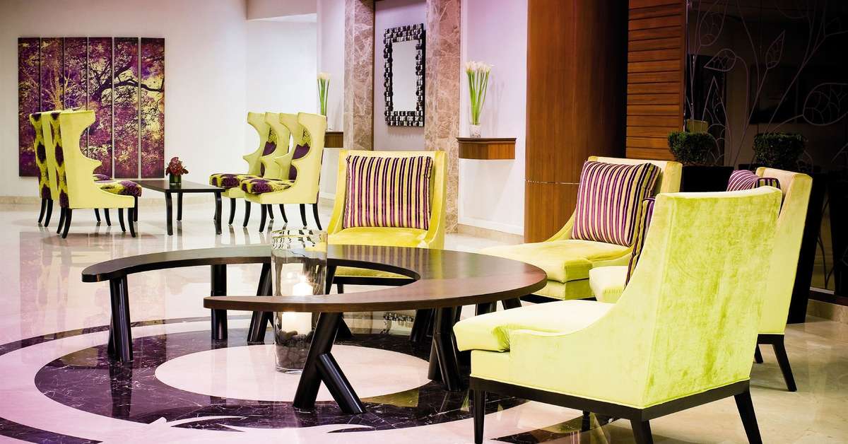 Een foto van het interieur van Avani Deira Dubai Hotel