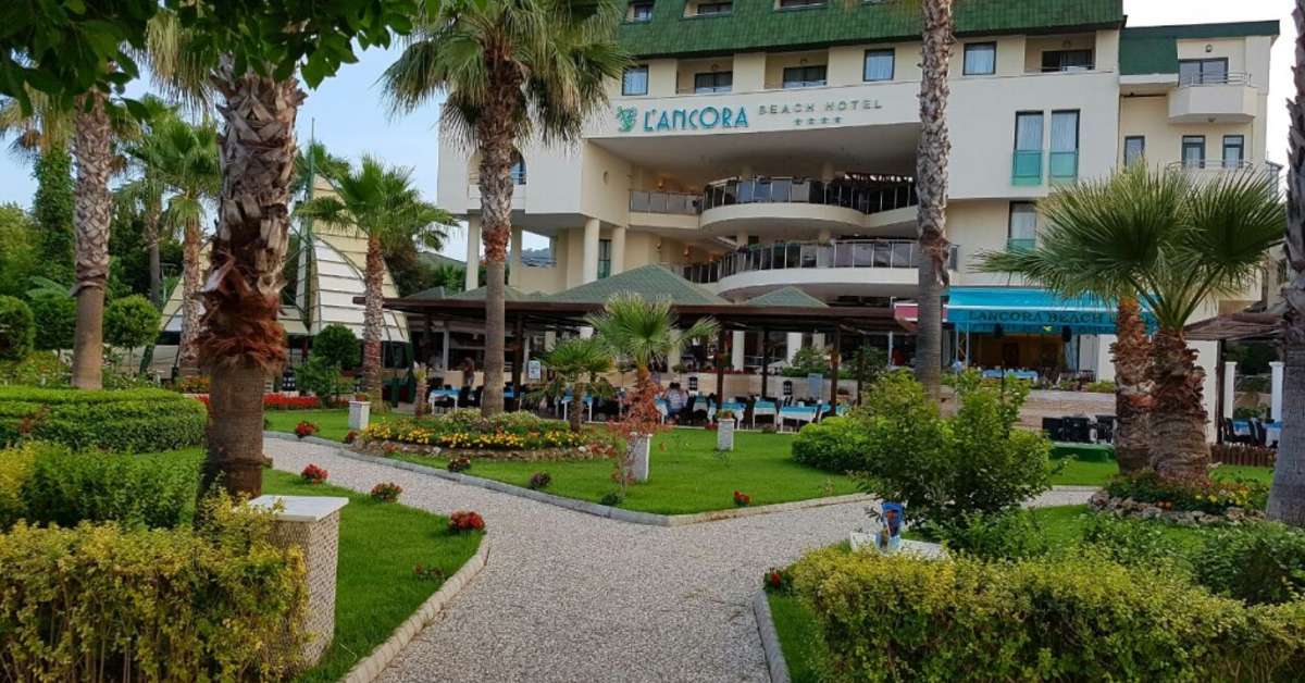 Een foto van het terras bij L'Ancora Beach