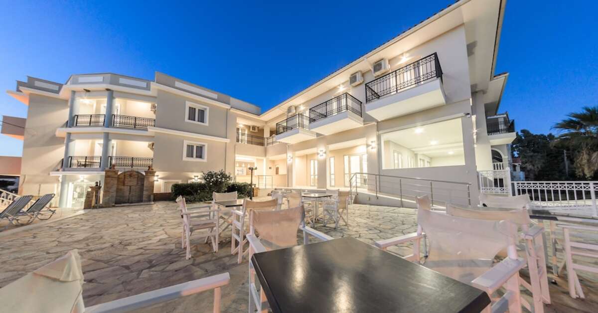 Een foto van het terras bij Karras Hotel