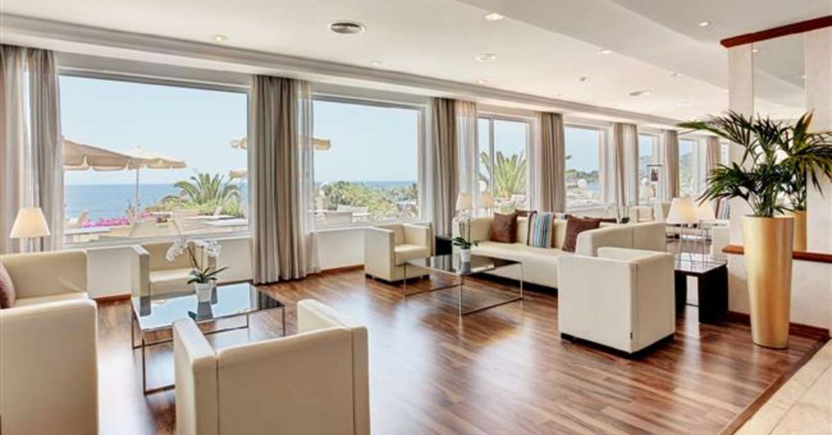 Een foto van het interieur van Grupotel Aguait Resort & Spa