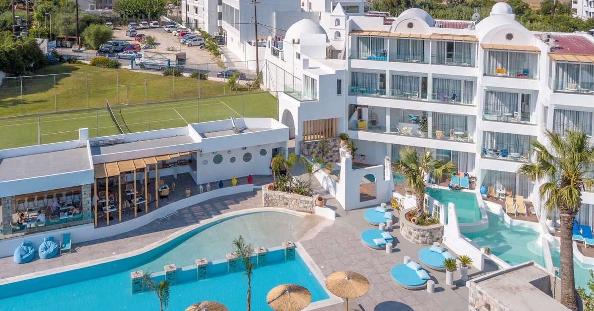 Een foto van het zwembad bij Kouros Home