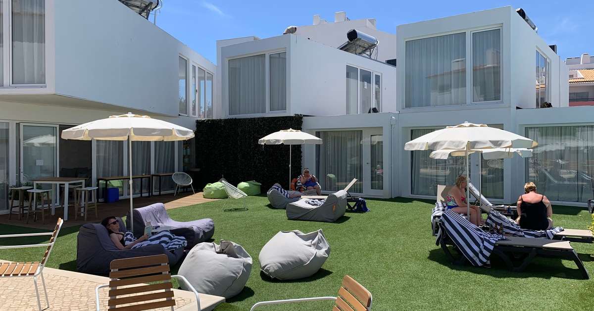 Een foto van het terras bij Oura Senses