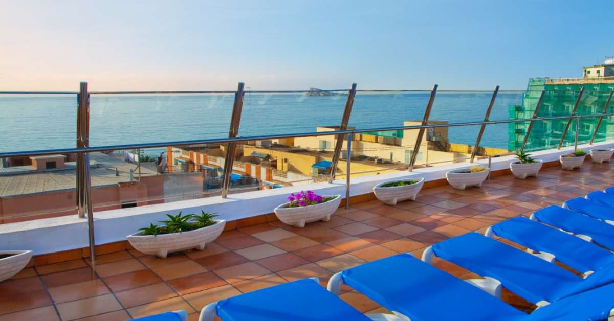 Een foto van het terras bij Hotel Avenida