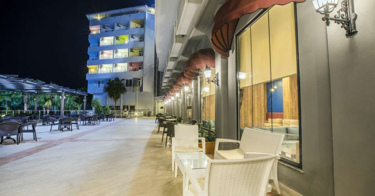 Een foto van het terras bij Mira Meridia Beach Hotel