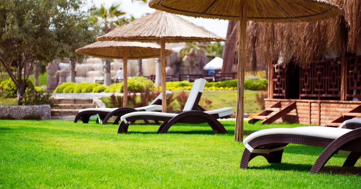 Een foto van het terras bij Flora Garden Beach Hotel