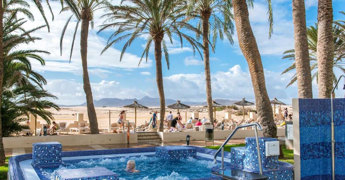 Een foto van het zwembad bij Riu Oliva Beach Resort