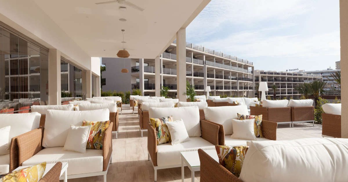 Ein Foto von der Terrasse im Hotel Zafiro Palace Palmanova