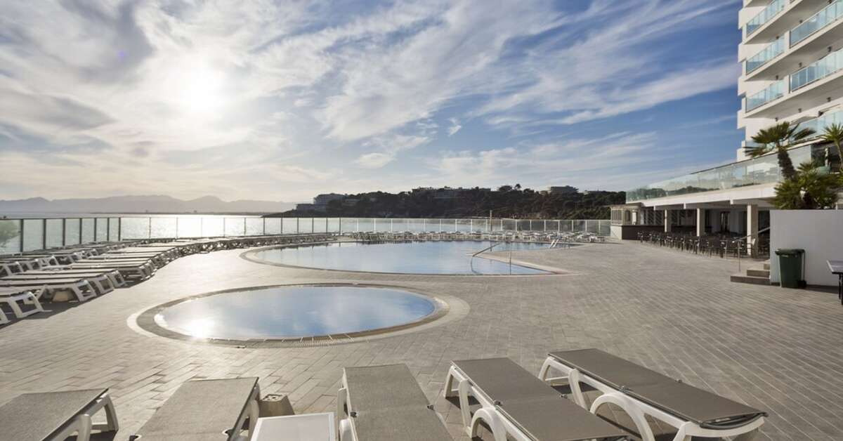 Een foto van het zwembad bij Hotel Best Negresco