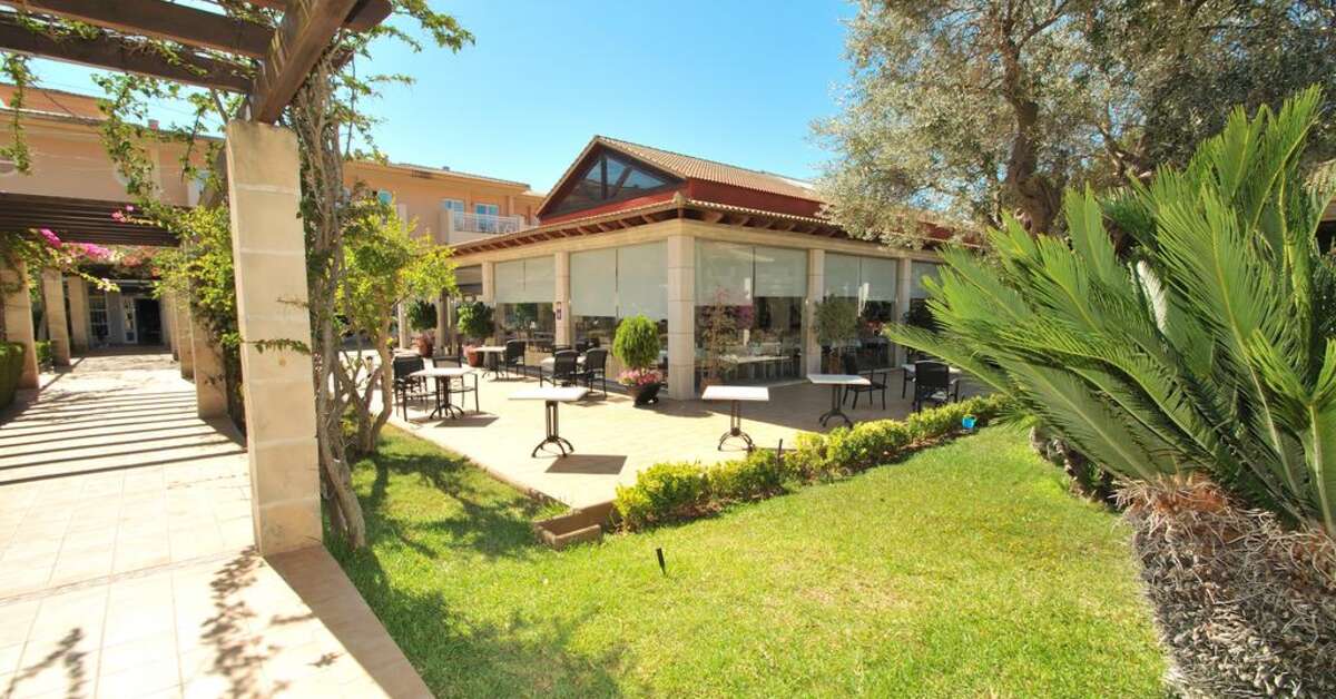 Een foto van het terras bij Aparthotel Playa Mar & Spa