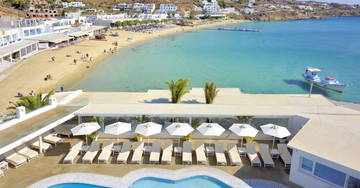 Een foto van het zwembad bij Petinos Beach Hotel