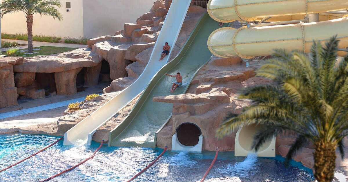 Een foto van het zwembad bij Reef Oasis Beach Resort