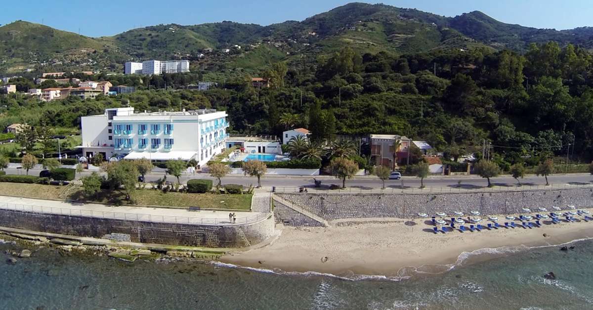 Een foto van de buitenkant van Hotel Tourist Cefalu