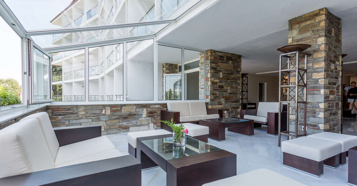 Een foto van het interieur van Alexander The Great Beach Hotel