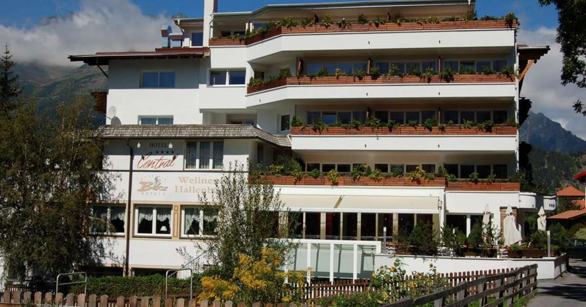 Een foto van de buitenkant van Central Alpen Comfort Hotel