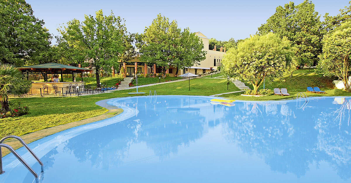 Een foto van het zwembad bij Century Resort Corfu