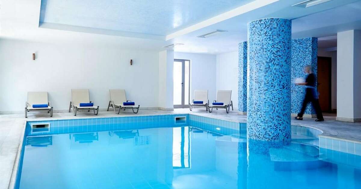 Een foto van het zwembad bij Village Heights Resort