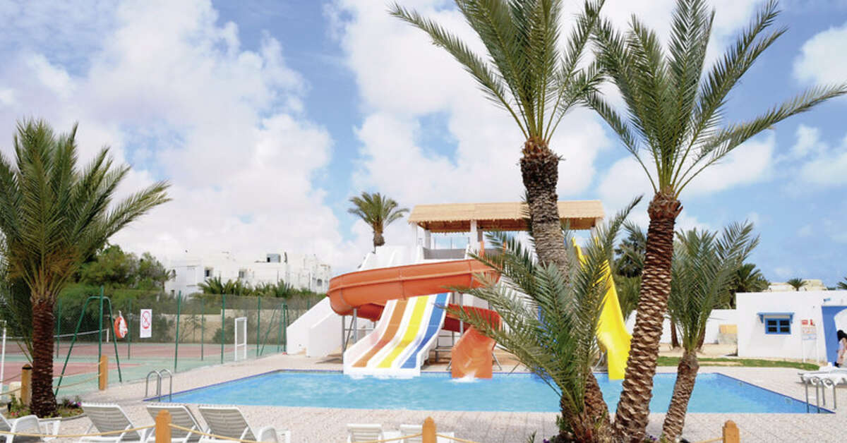Een foto van het zwembad bij Cedriana Hotel