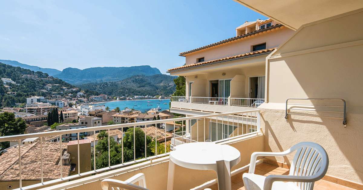 Een foto van het terras bij Hotel Eden Soller