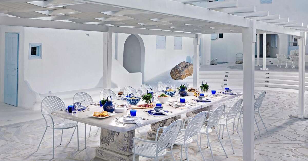 Een foto van het terras bij Mykonos Bay Hotel