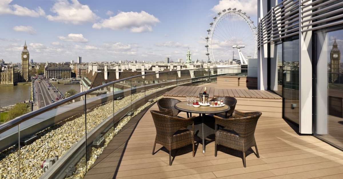 Een foto van het terras bij Park Plaza Westminster Bridge