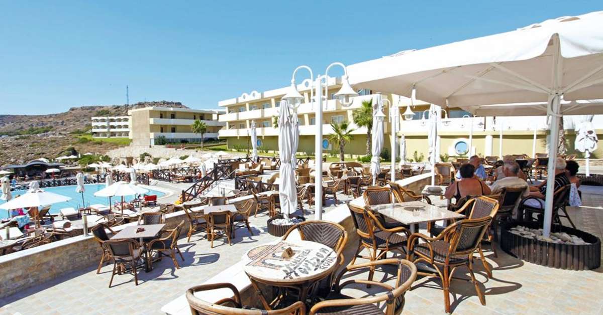 Een foto van het terras bij Kalithea Horizon Royal