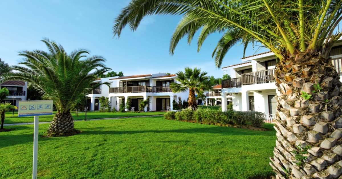 Een foto van de buitenkant van Golden Coast Hotel & Bungalows