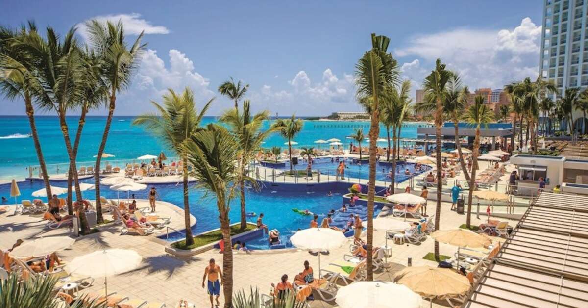 Een foto van het zwembad bij Riu Cancun