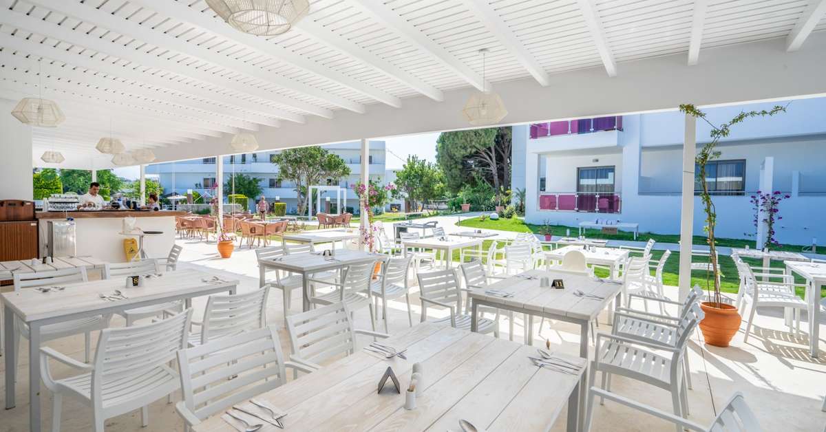 Een foto van het terras bij Stamos Hotel Faliraki