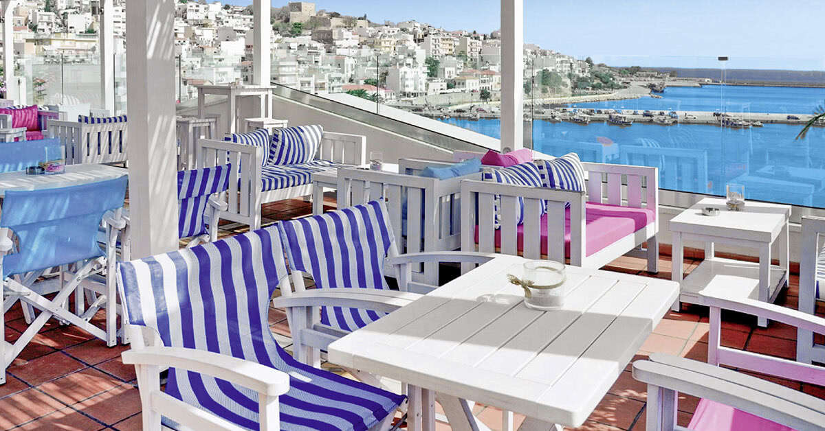 Een foto van het terras bij Itanos Hotel