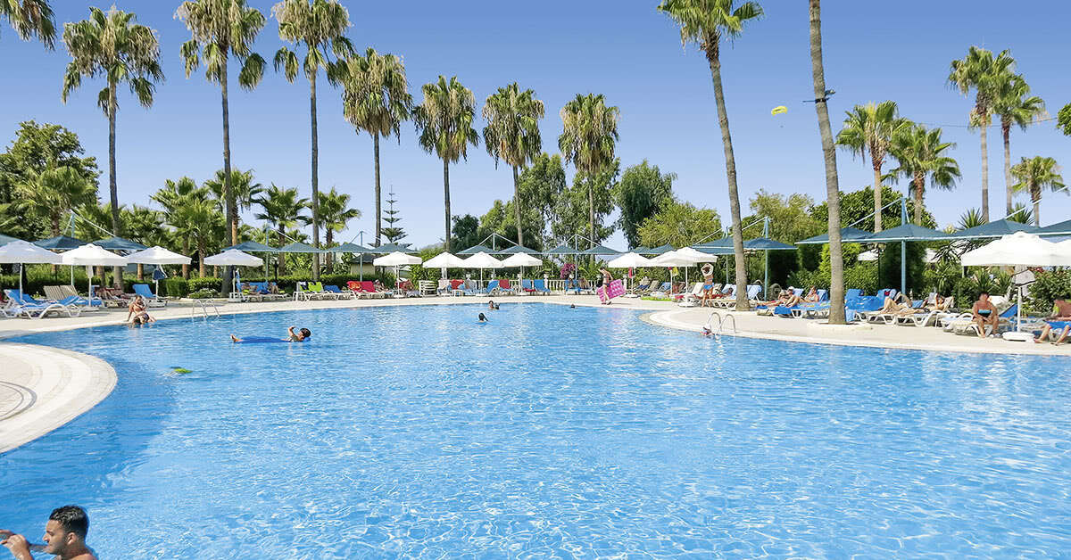 Een foto van het zwembad bij Hotel Iz Flower Side Beach