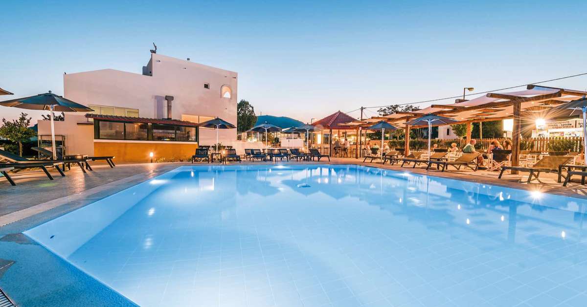 Een foto van het zwembad bij Belmare Hotel