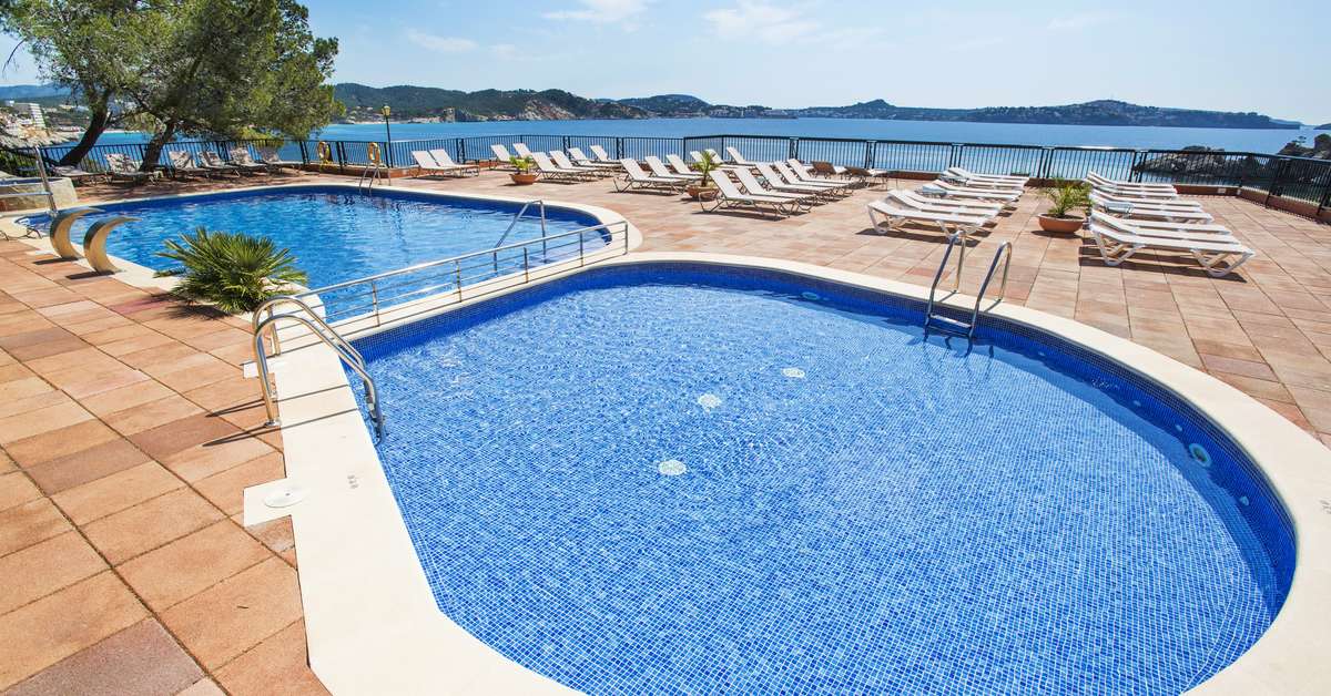 Een foto van het zwembad bij Cala Fornells Hotel