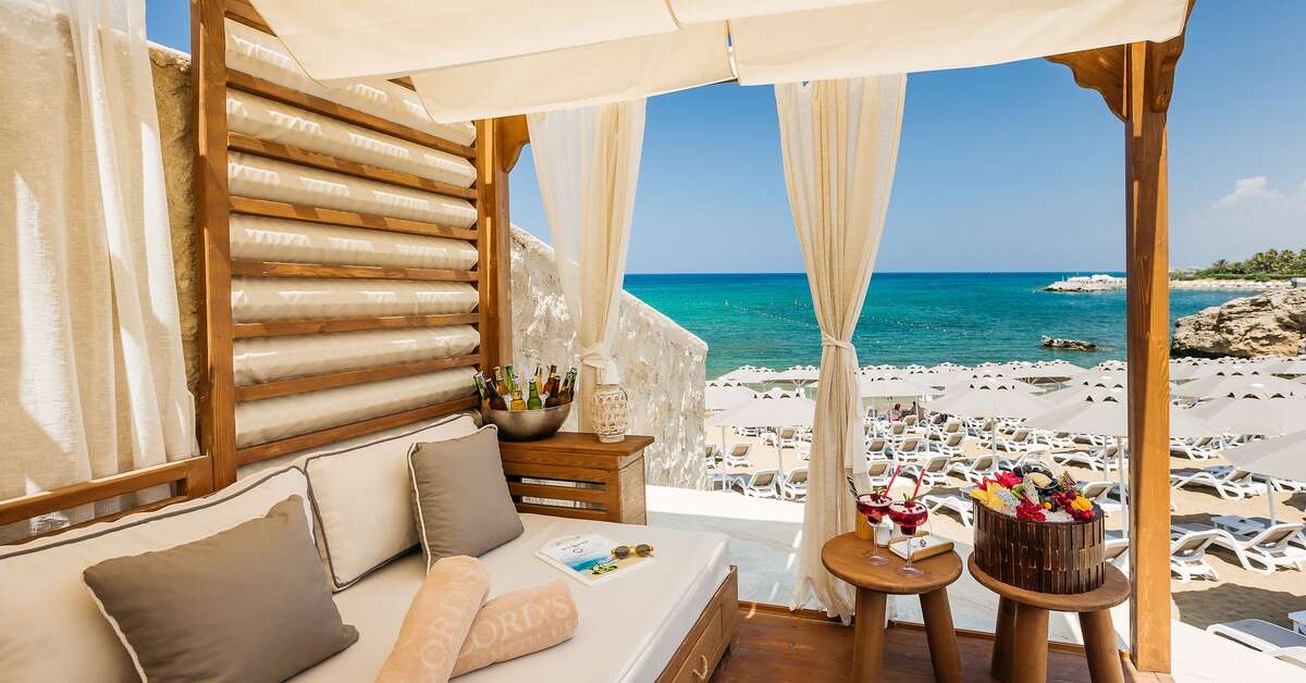 Ein Foto vom Strand beim Lord's Palace Hotel