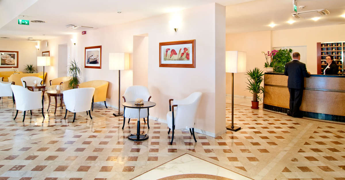 Een foto van het interieur van Versilia Palace Hotel