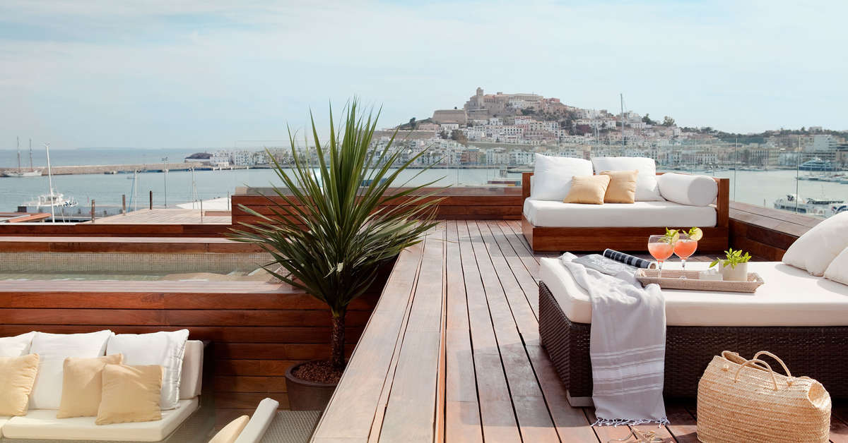 Een foto van het terras bij Ibiza Gran Hotel