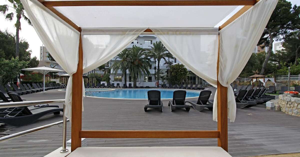 Ein Foto vom Pool im BG Pamplona Hotel