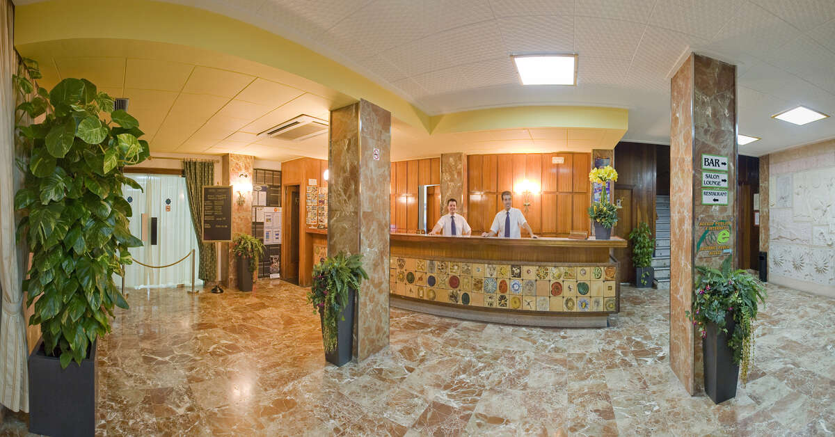 Ein Foto vom Innenbereich im Hotel Tropical Ibiza