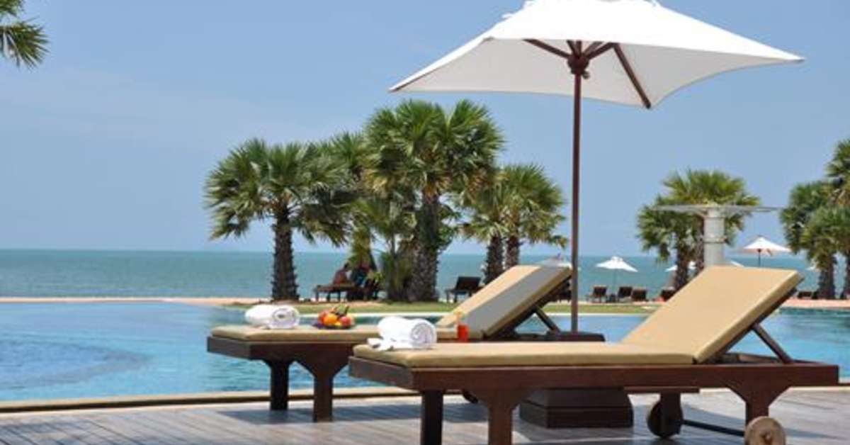 Een foto van het zwembad bij Ravindra Beach Resort & Spa