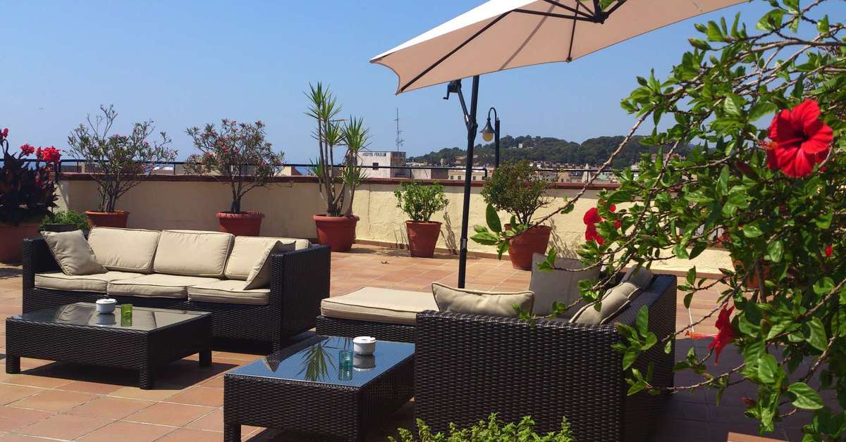 Een foto van het terras bij Hotel Lloret Santa Rosa