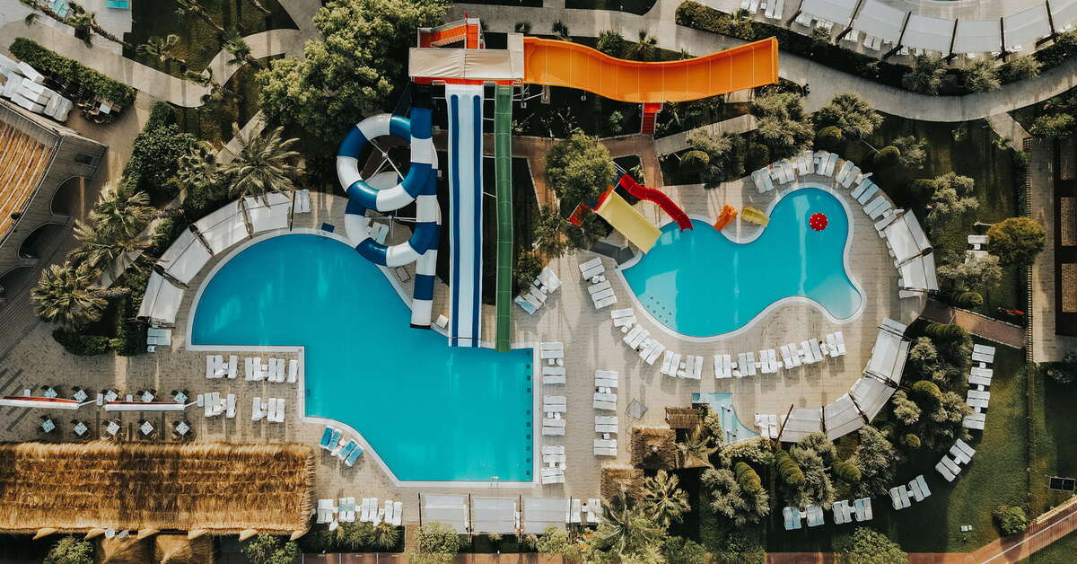 Een foto van het zwembad bij Saturn Palace Resort