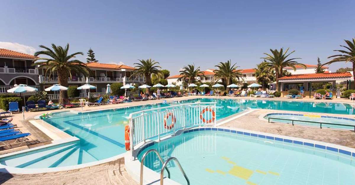 Ein Foto vom Pool im Golden Sun Hotel