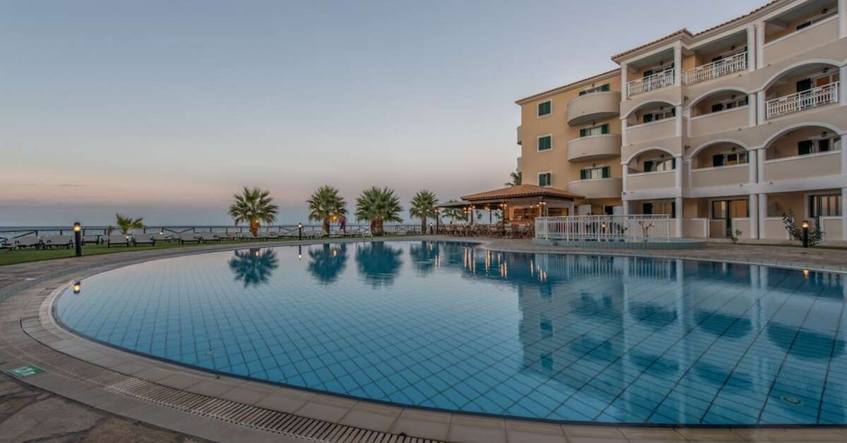 Een foto van het zwembad bij Windmill Bay Hotel
