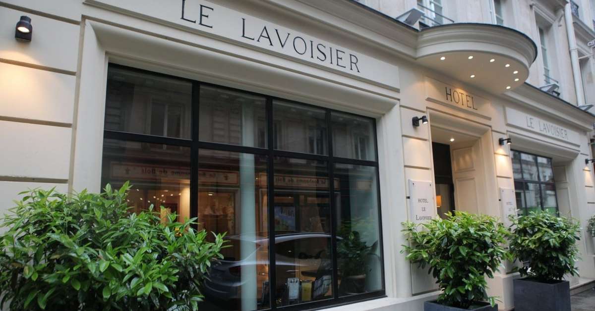 Een foto van de buitenkant van Hotel Le Lavoisier