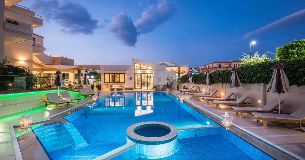 Een foto van het zwembad bij Oscar Village & Suites
